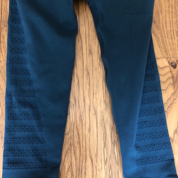 Lululemon Reveal Cropped Legging - Picture 5 of 9